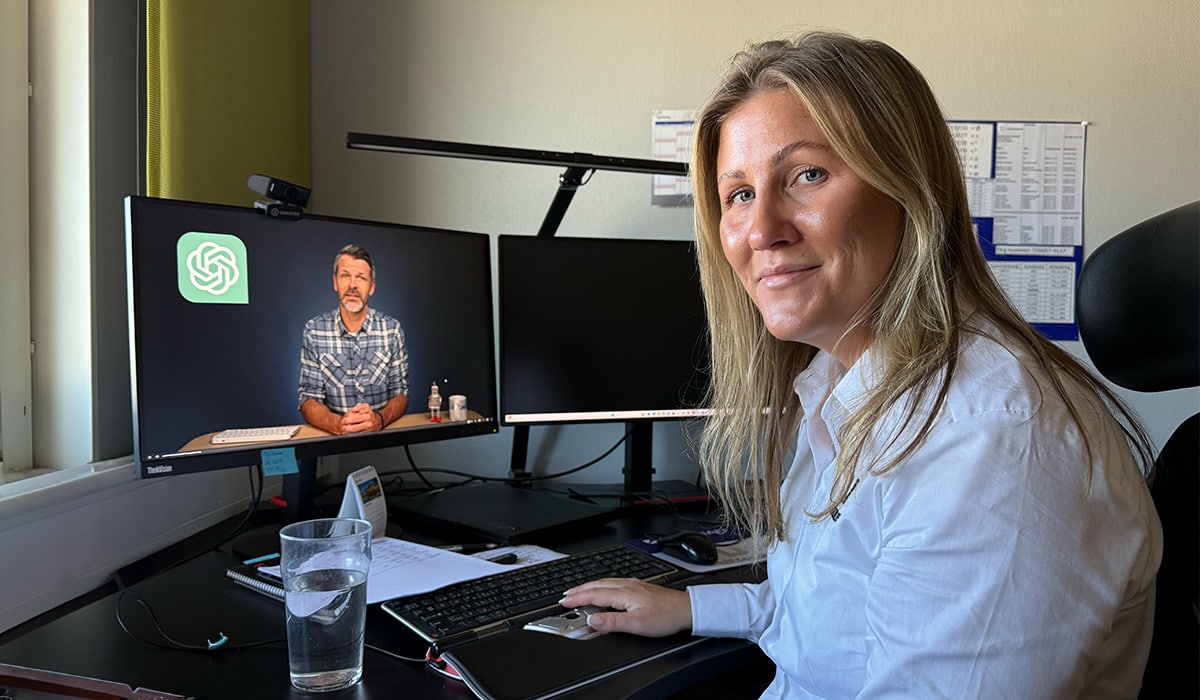 Erica Sirviö-Musta ler mot kameran när hon sitter vid skrivbordet med kursen Generativ AI från början på skärmen.