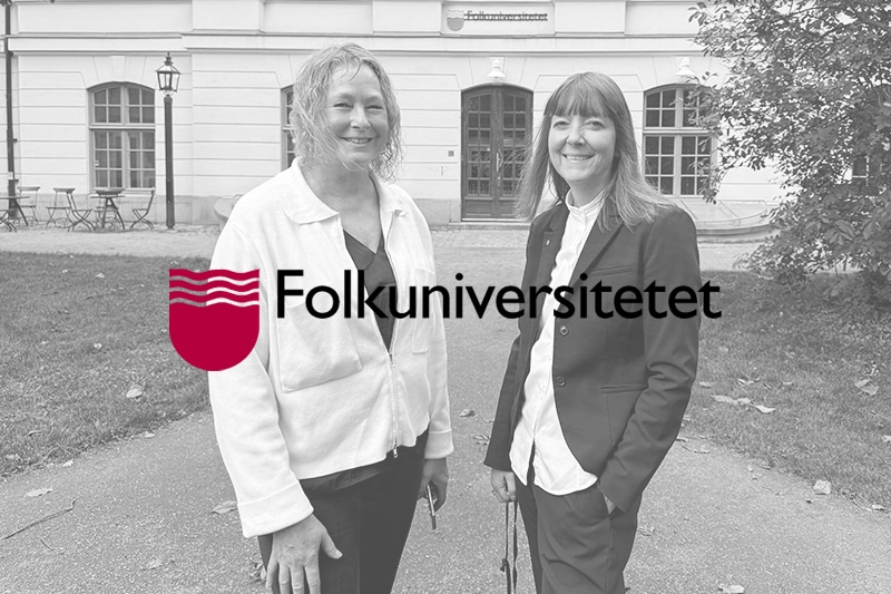 Cecilia Leufstedt, till vänster, och Michaela Zankl ler mot kameran framför Folkuniversitetets lokaler i centrala Stockholm.