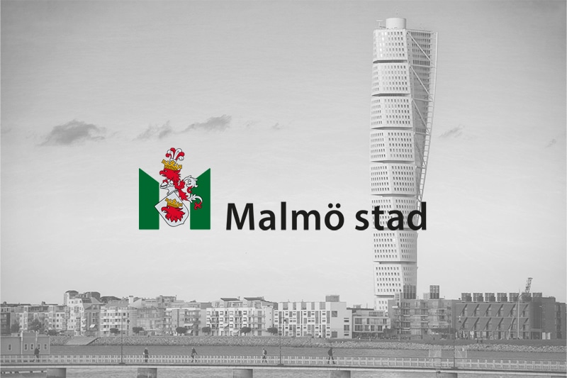 Malmö stads logotyp på en svartvit bild över Malmö med Turning Torso i förgrunden.