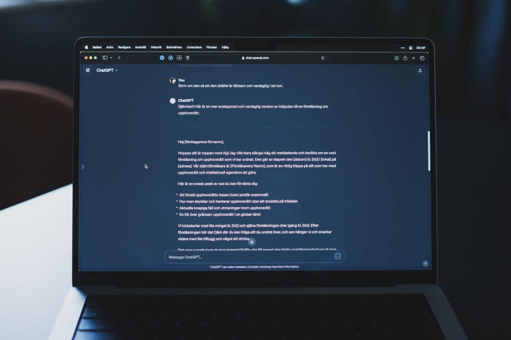 Användaren ber ChatGPT skriva om en text så den blir mer lättsam och vardaglig i sin ton.