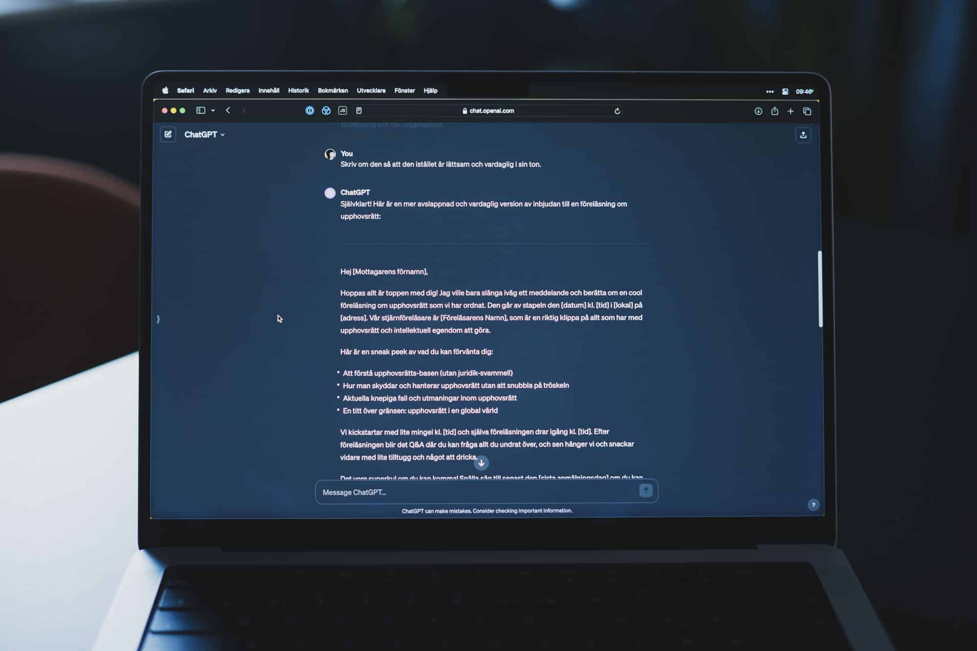 En användare ber ChatGPT skriva om en text.