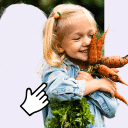 Ett litet barn med blont hår och en jeansskjorta håller en knippe morötter med ovanliga former och gröna blad. Barnet ler stort och ser nöjd ut. I bakgrunden är det grönska, men fokus ligger på barnet och morötterna.