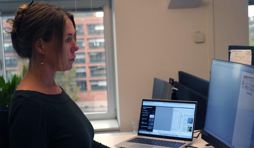 Jenny Kestrup vid sitt skrivbord.