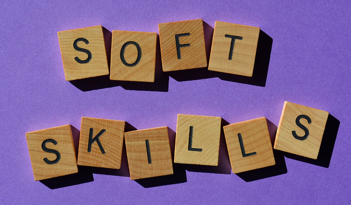 Träbitar med bokstäver som visar Soft skills.