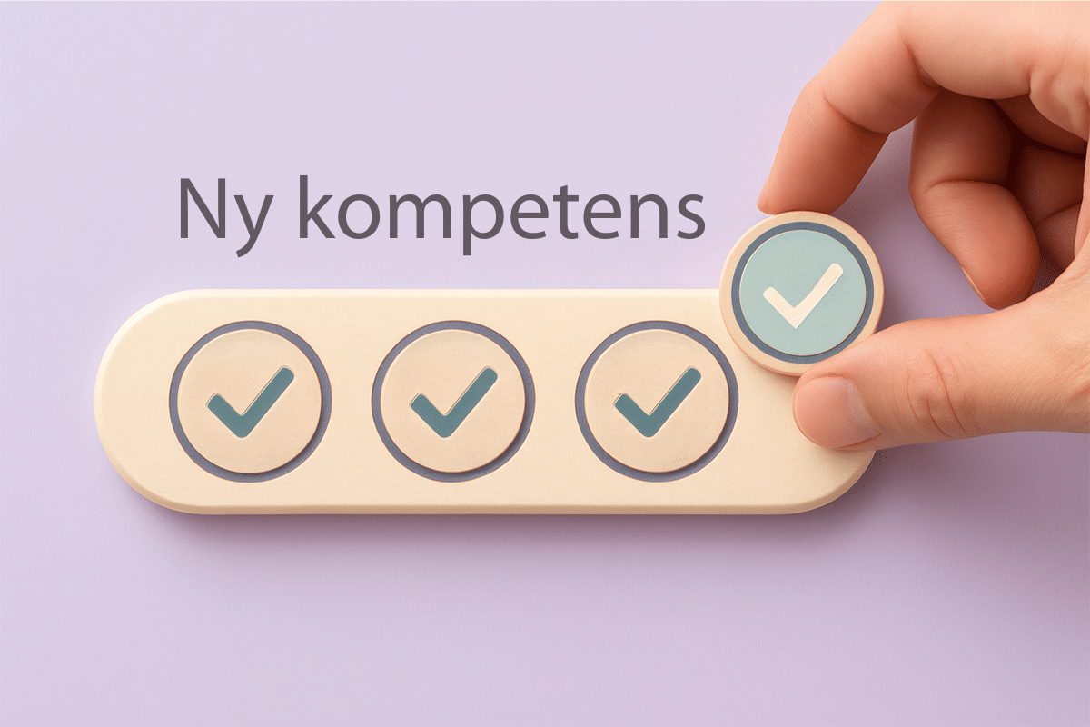 En hand placerar en träbricka med en bock-symbol på en rad av liknande symboler framför texten ”Ny kompetens”, mot en ljuslila bakgrund.