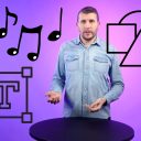 En man i jeansskjorta står vid ett svart bord mot en lila bakgrund. Runt honom finns grafiska ikoner: musiknoter, geometriska former (triangel, kvadrat och cirkel) samt en ikon för textredigering med bokstaven “T”. Mannen gestikulerar med händerna och tittar in i kameran.