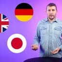 En man i jeansskjorta står vid ett bord mot en lila bakgrund. Bredvid honom finns tre cirklar som representerar flaggor: Storbritanniens flagga, Tysklands flagga och Japans flagga. Mannen gestikulerar med händerna och ser in i kameran.