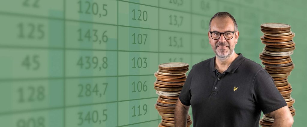 Peter Zier, lärare i kursen Budget och ekonomi i Excel, står framför en Excel-tabell. På båda sidor om Peter syns staplar av mynt på båda sidor.
