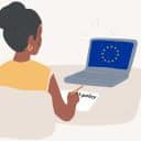 Illustration av en kvinna som arbetar med att ta fram en AI policy vid sitt skrivbord. På hennes laptop visas EU-flaggan, vilket symboliserar att AI policyn följer europeiska riktlinjer. Hon håller i ett papper där det står “AI-policy”.