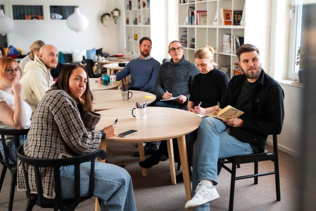 Ett team medarbetare kompetensutvecklar sig tillsammans.