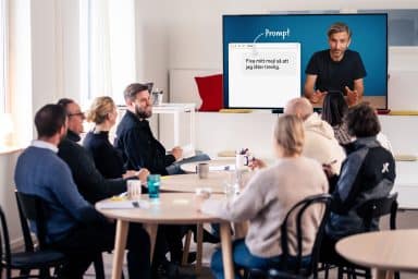 Medarbetare tittar på AI-kurs tillsammans