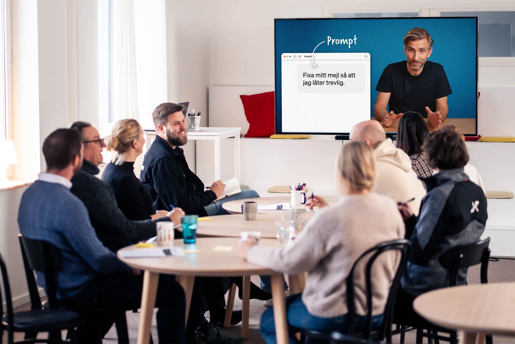 Medarbetare tittar på AI-kurs tillsammans