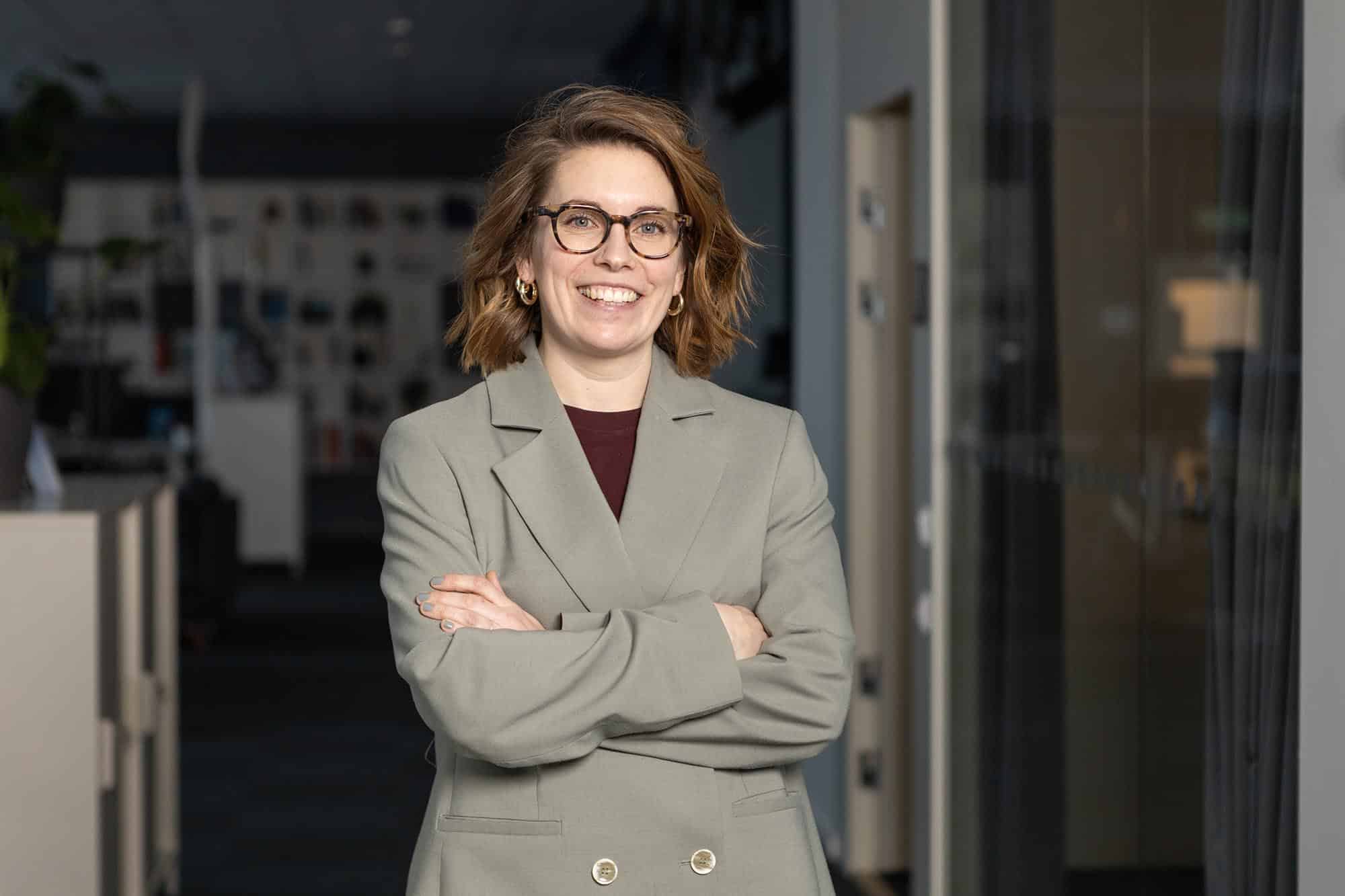 Lizette Källåker står i kontorsmiljö.