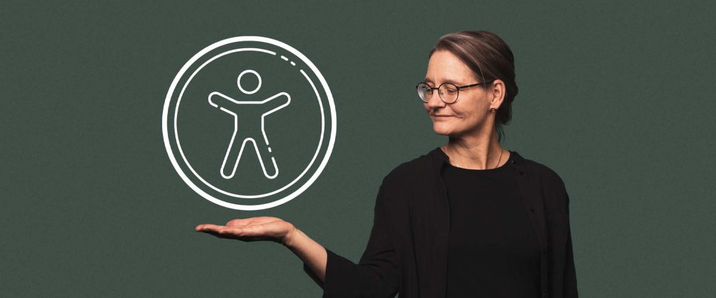 En leende kvinna sträcker ut en öppen hand. Hon tittar mot en tillgänglighetsikon som svävar över handen.