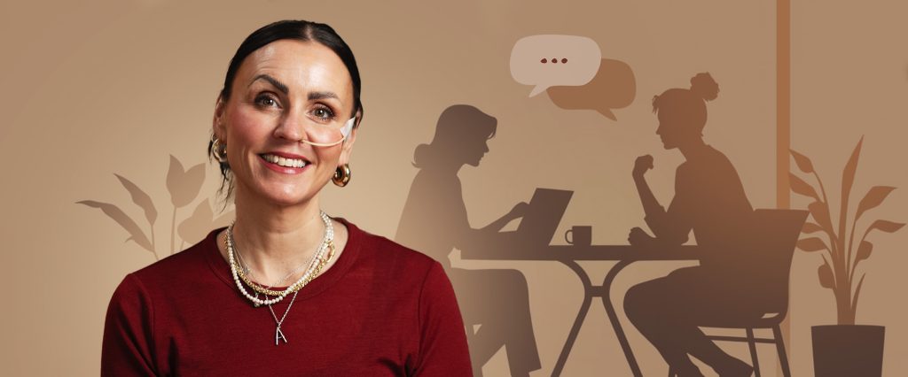 Omslag för kursen Coachande ledarskap där läraren Julia Strandberg ler mot kameran med en brunbeige bakgrund med en illustration av ett samtal där en ledare sitter ned med en medarbetare.