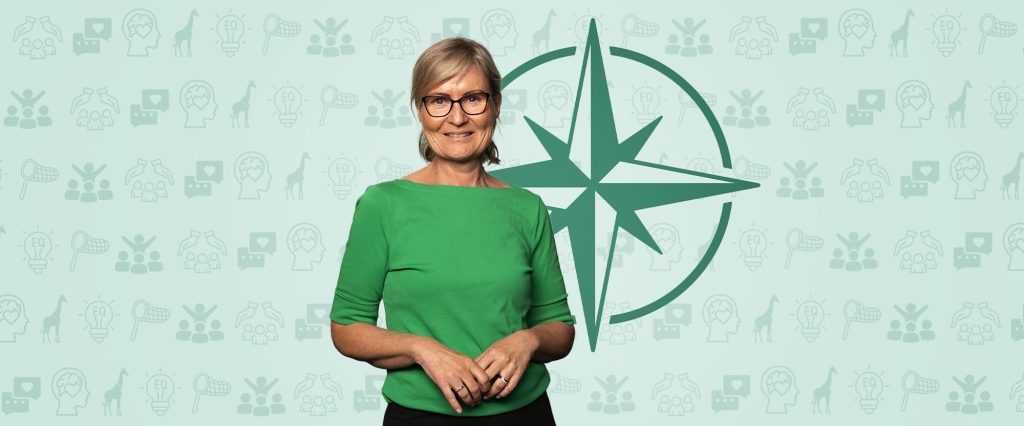 Omslagsbild för kursen HR för ledare där Cecilia Björkegren ler mot kameran mot en grön bakgrund med en kompass.