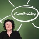 Sanna Lund ler och tittar uppåt mot en illustrerad mindmap med ordet