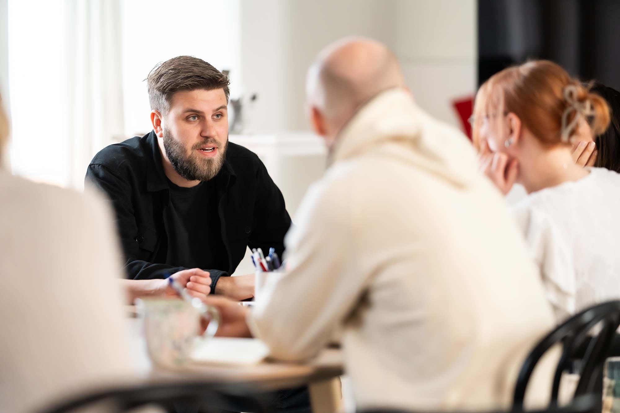 Chef och medarbetare har samtal