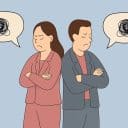 Illustration av två medarbetare som står med ryggen mot varandra, med konfliktfyllda pratbubblor.