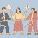 Illustration av två medarbetare som har dragkamp. I mitten står chefen.