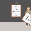 Illustration av en kvinna som hänger upp en tavla med texten “så här gör vi nu” och håller i en tavla där det står “så här har vi alltid gjort”.