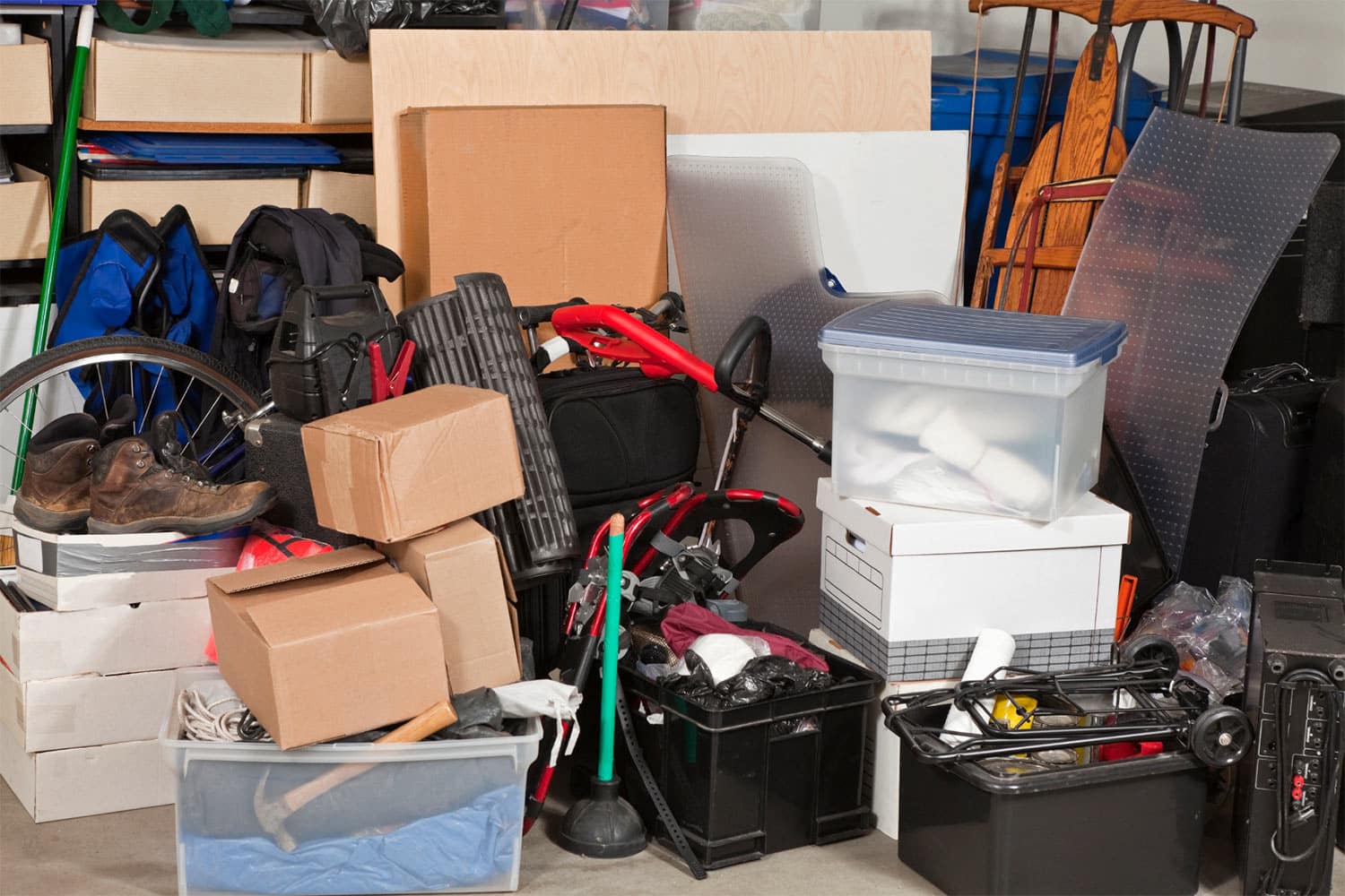 Hemma hos mig. Oordningen i garaget gör att det tar tid att hitta saker. Men, vem vill lägga tid på att städa? Det får hellre ta fem minuter extra att hitta borren än att lägga en timme i månaden på att organisera om det växande arkivet av grejer.