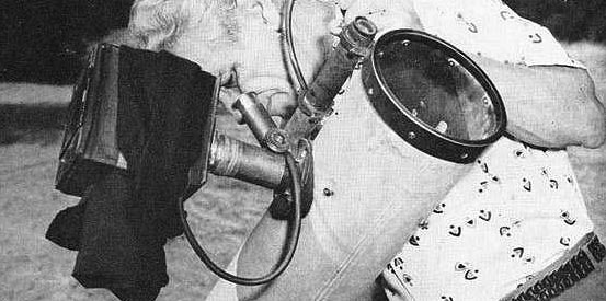 George Adamski med ett teleskop